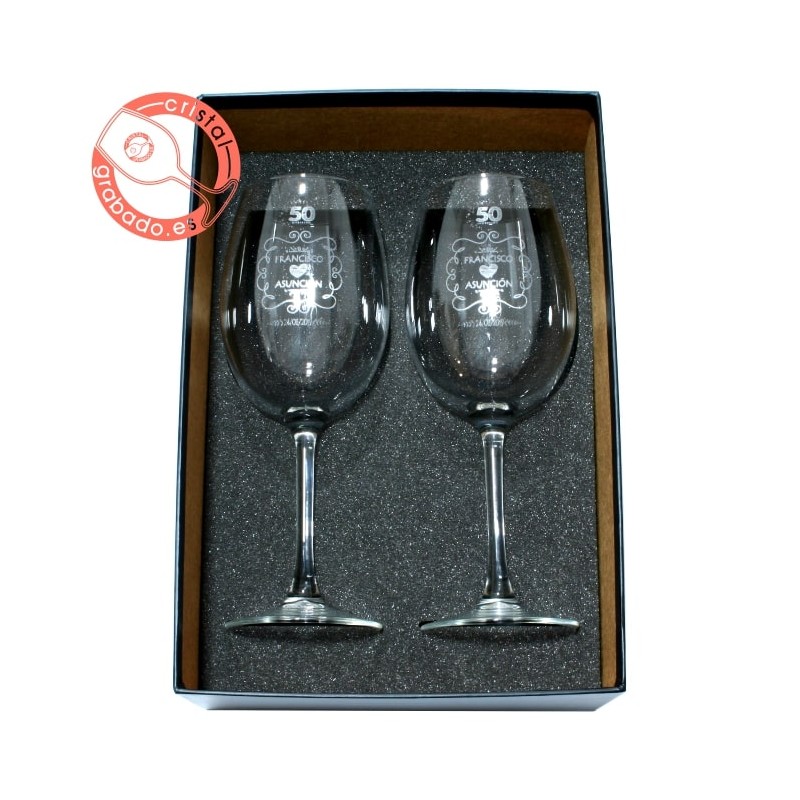 Estuche de copas de vino personalizadas mediante grabado con láser.