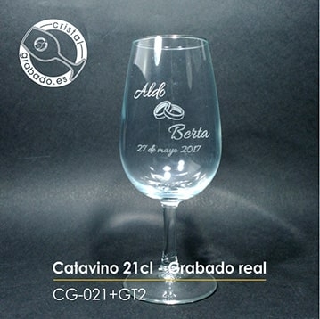 Grabados de copas y vasos de cristal con sellos de boda y aniversario originales y exclusivos.