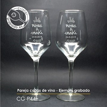 Pareja de copas de vino personalizadas con diseño de boda. Regalo original para padrinos, madrinas y testigos de boda.